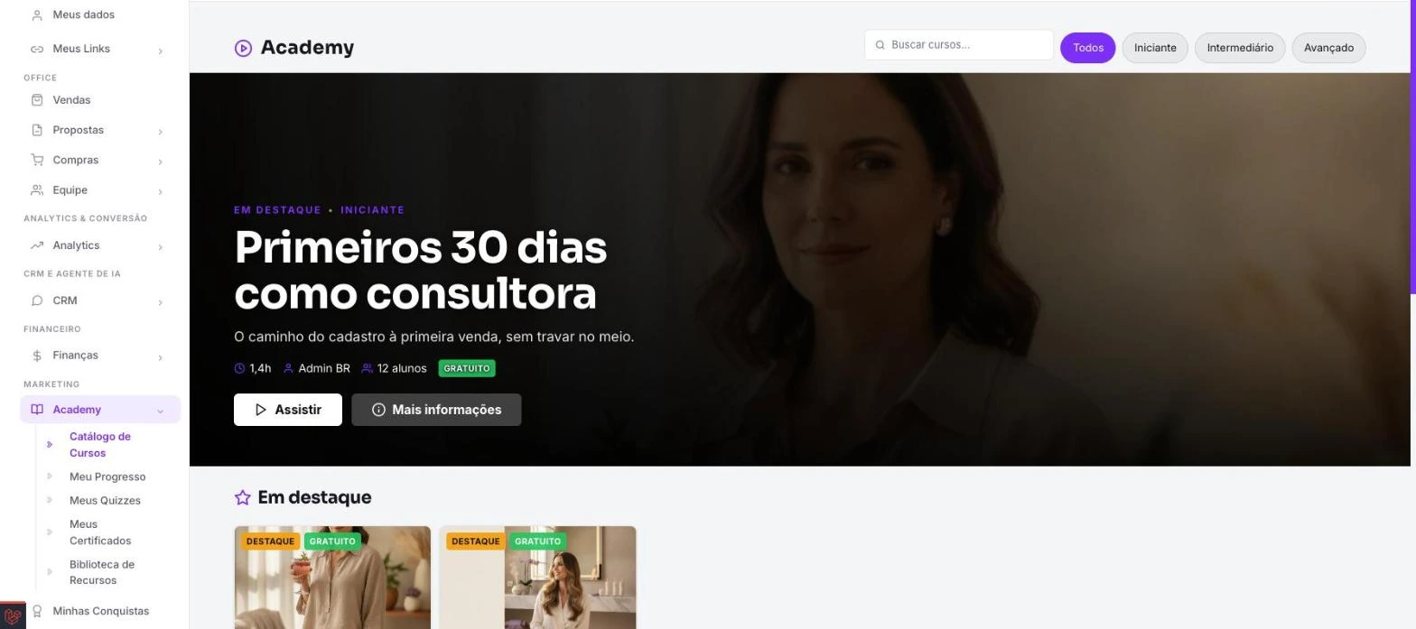 Catálogo da Academy no escritório do consultor, com curso em destaque ocupando o topo, filtros por nível, busca e trilhos de cursos abaixo.